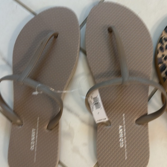NWT Old Navy Set of Flip Flops - Picture 2 of 3